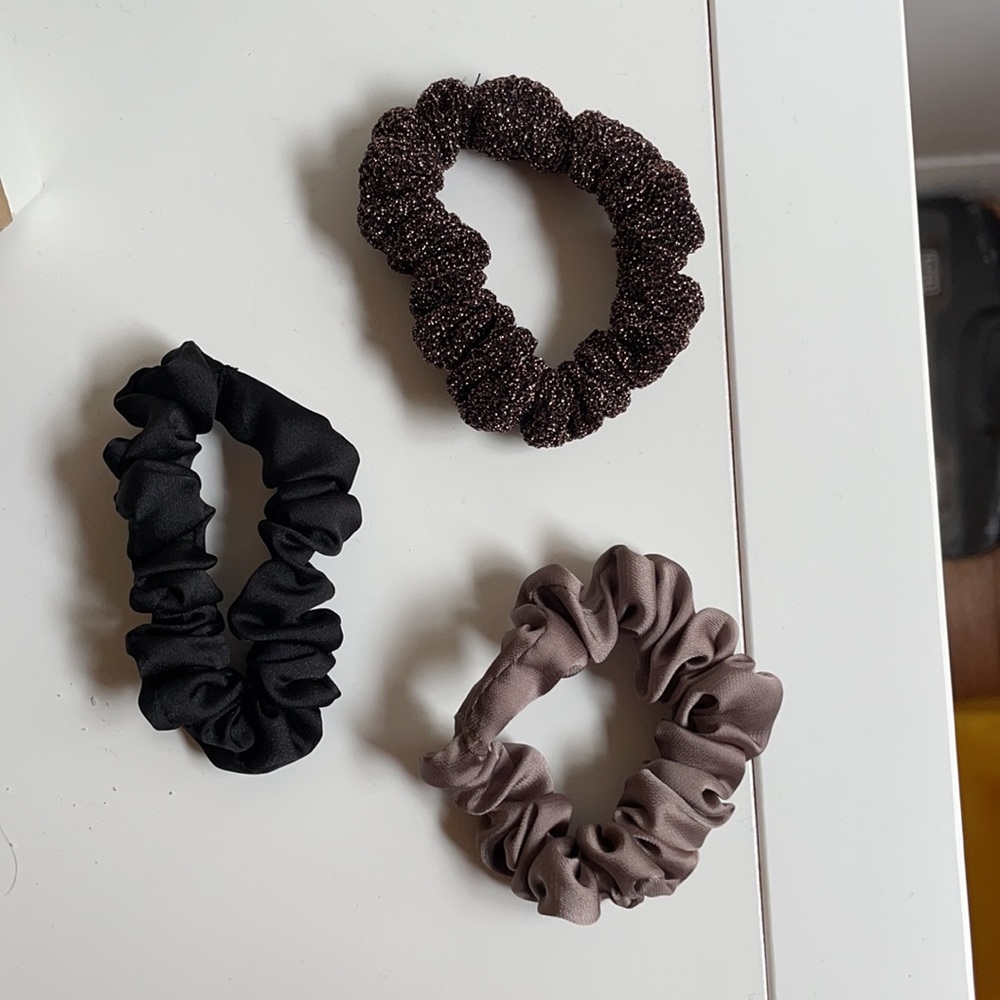 New!! Never worn 3-Pack Scrunchie Ornament In Smokey Stardust